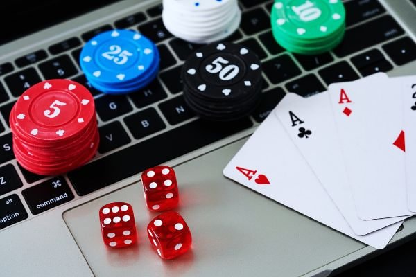 Aplikasi mobile id cash88 menampilkan meja casino langsung dengan dealer hidup dan permainan slot